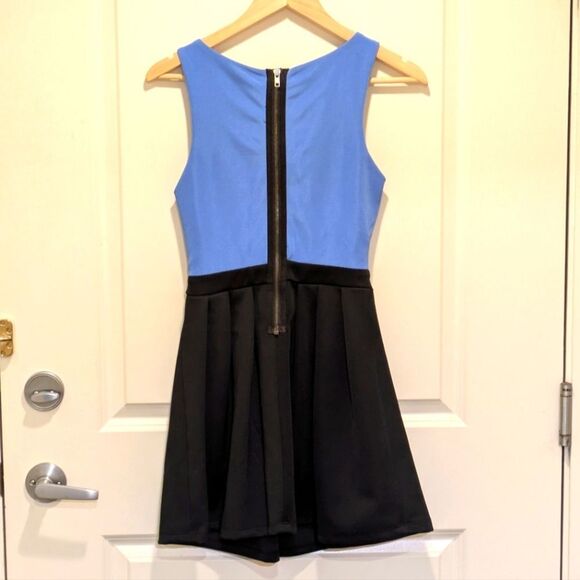 $5 Item! EUC Forever 21 S Periwinkle Blue and Black Neoprene Zip Back Dress - Picture 5 of 6